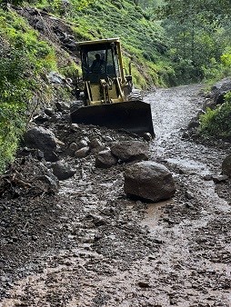 Artvin İli Kemalpaşa İlçeside Meydana Gelen Heyelanda Kapanan Yollar Kurumumuz Ekiplerinin Çalışmaları Sonucu Ulaşıma Açılmıştır.